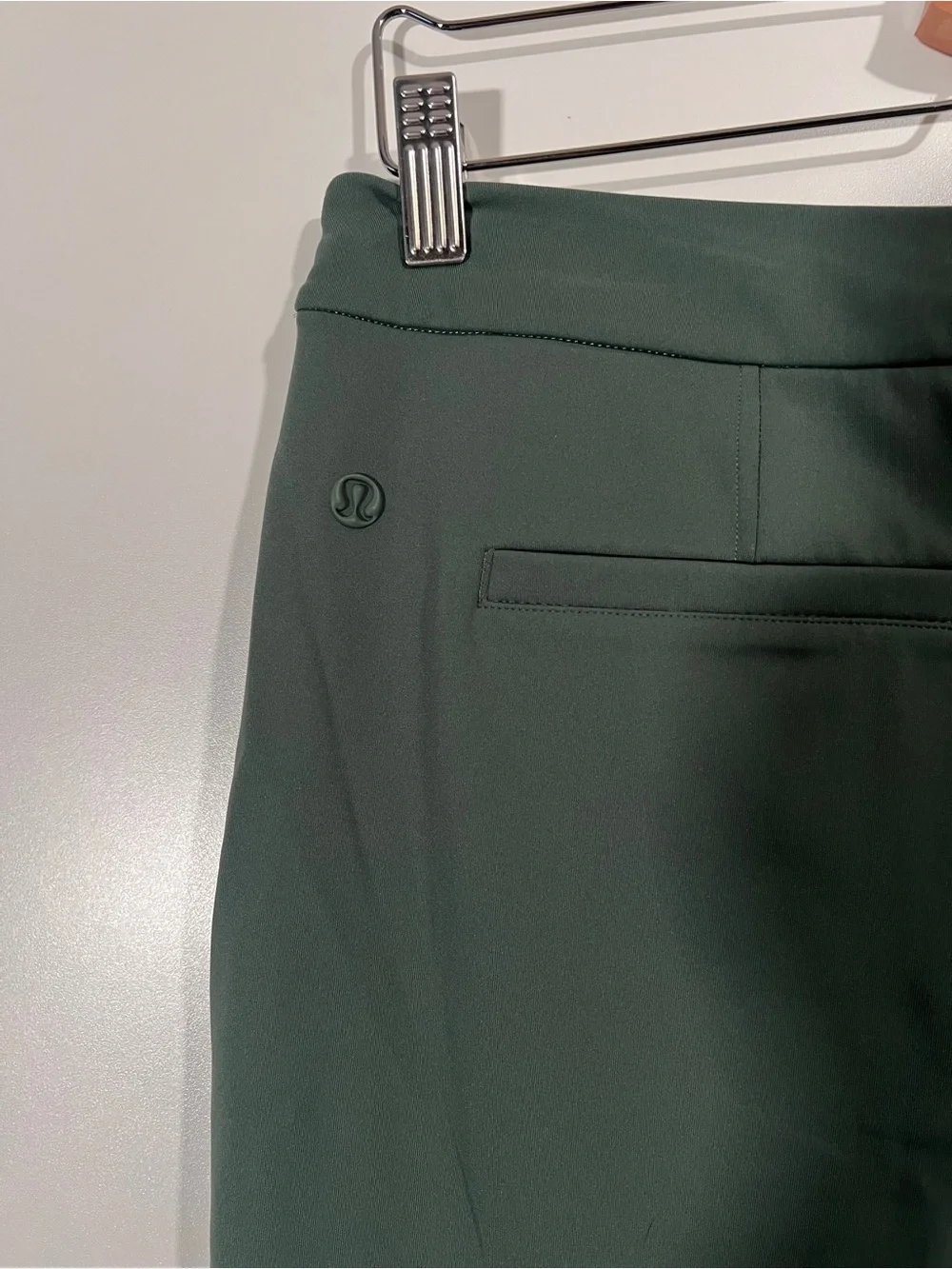 Lululemon Tapered-Leg Mid-Rise Pants 7/8 Length Ankle Size Medium Green